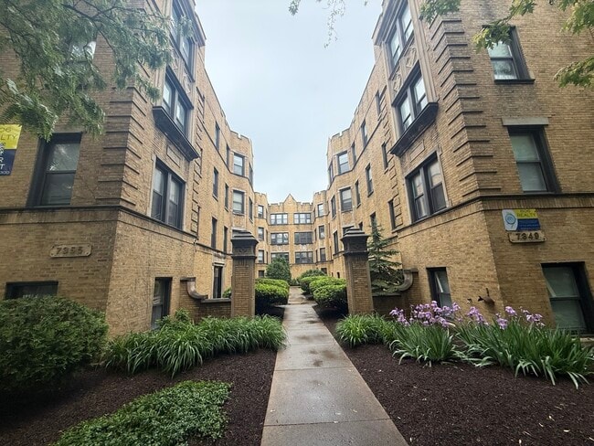 Building Photo - 7351 N Damen Ave