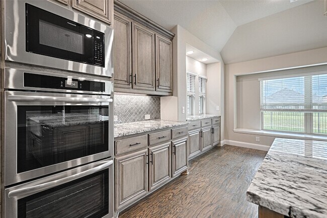 Building Photo - 521 Livia Irene St
