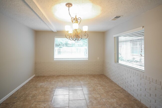 Building Photo - 4377 Wildwood Rd