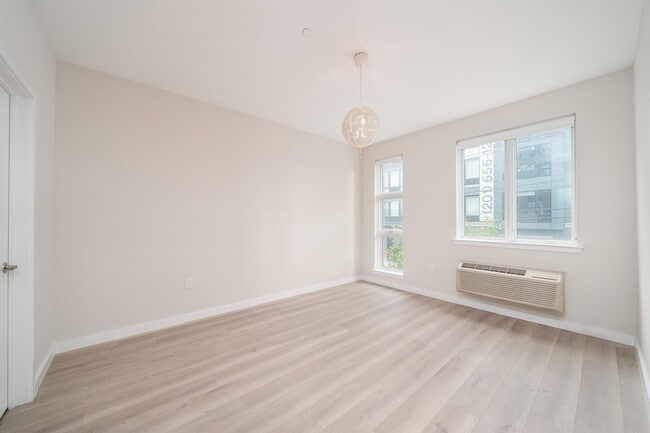 Building Photo - 16 Bennett St