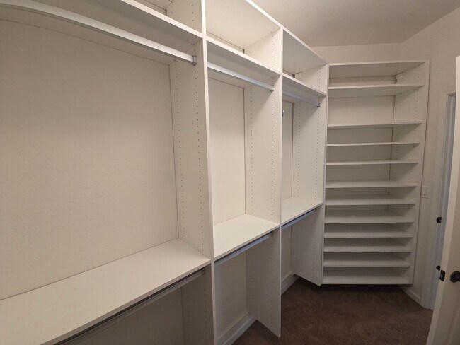 Building Photo - Gorgous 3 Bedroom 2/5 Bath home in HOA