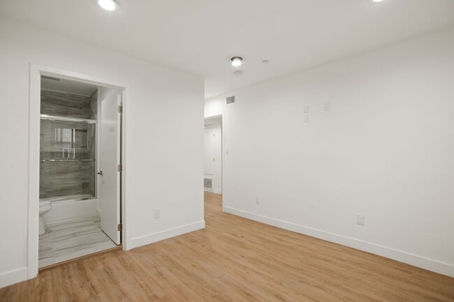 Building Photo - 4232 Rosewood Ave