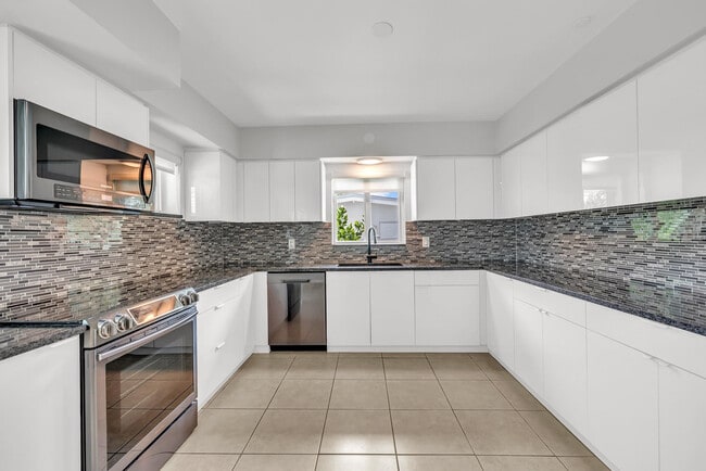 Building Photo - 2812 NE 27th St