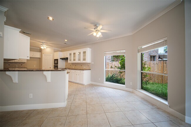 Building Photo - 4423 Lakeshore Forest Dr