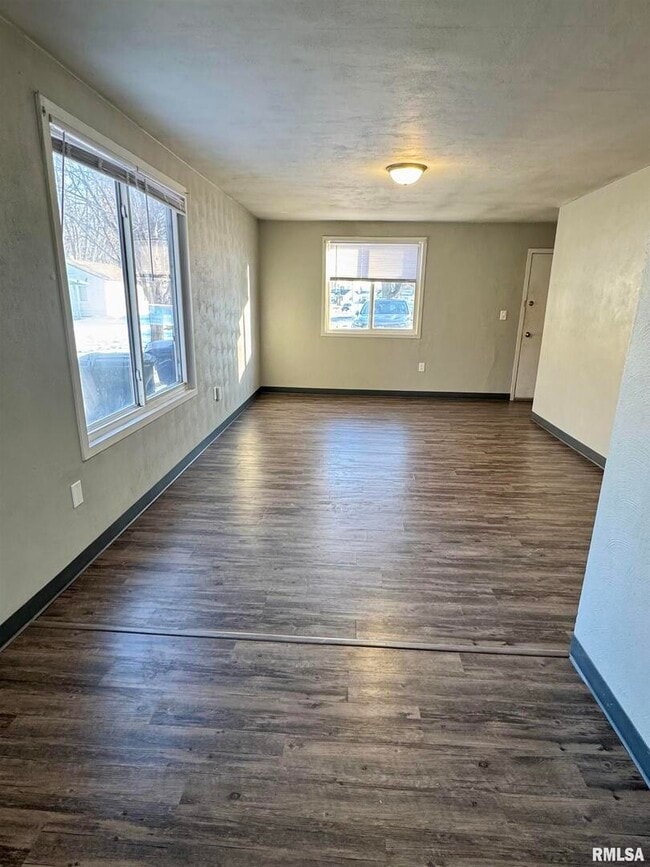 Building Photo - 902 39th St Ct