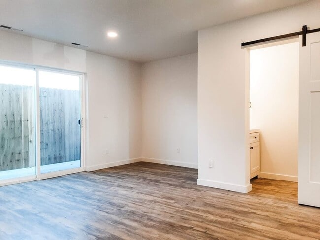 Building Photo - NEW 2 BED / 1.5 BATH TOWNHOME