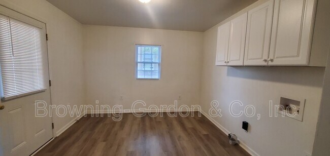 Building Photo - 5020 Bonnameade Dr