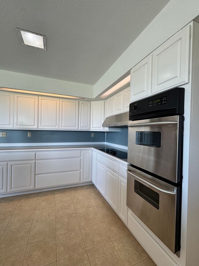 Building Photo - Large lower valley home, freshly remodeled, must see inside!