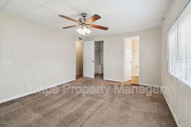 Building Photo - 242 Country Ln