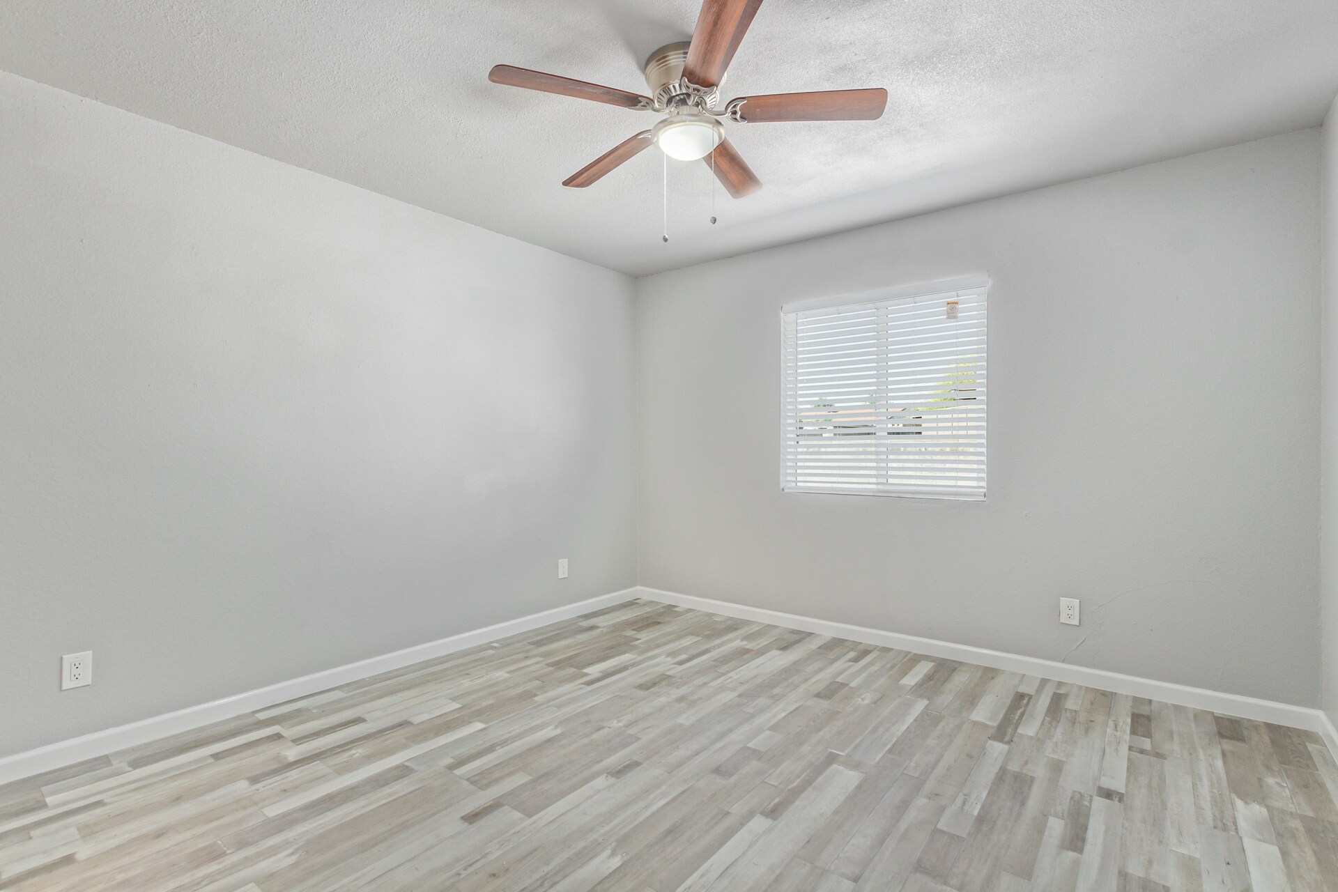Mstr Bdrm - 2937 E Beck Ln
