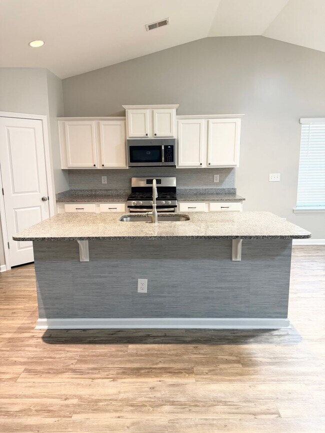 Building Photo - BEAUTIFUL 3 bedroom / 2 bathroom home available NOW!