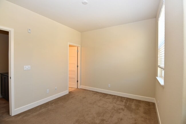 Building Photo - Tralee Village-Tri-Level Townhome, Modern ...