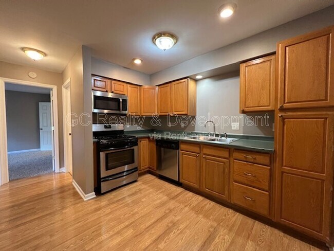 Building Photo - 7 Simpson St