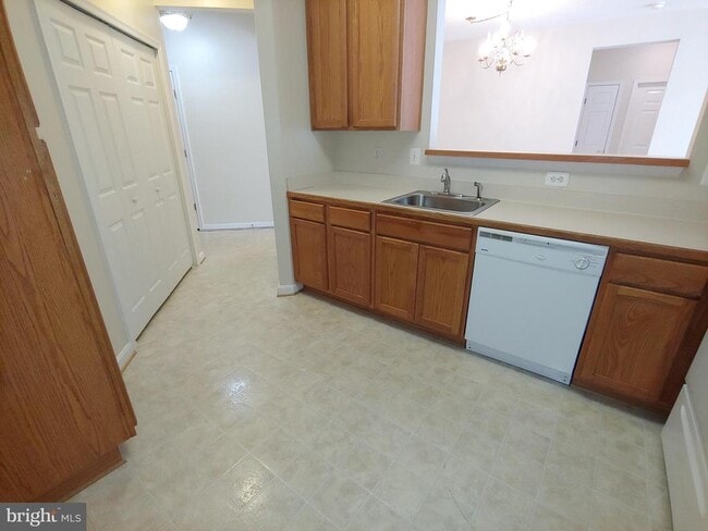 Building Photo - 2610 Chapel Lake Dr
