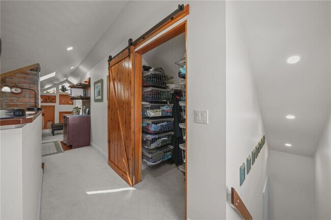 Building Photo - 25 Peckham Ave