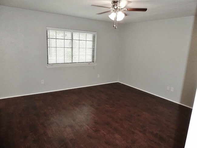 Building Photo - 4406 Kinloch Dr