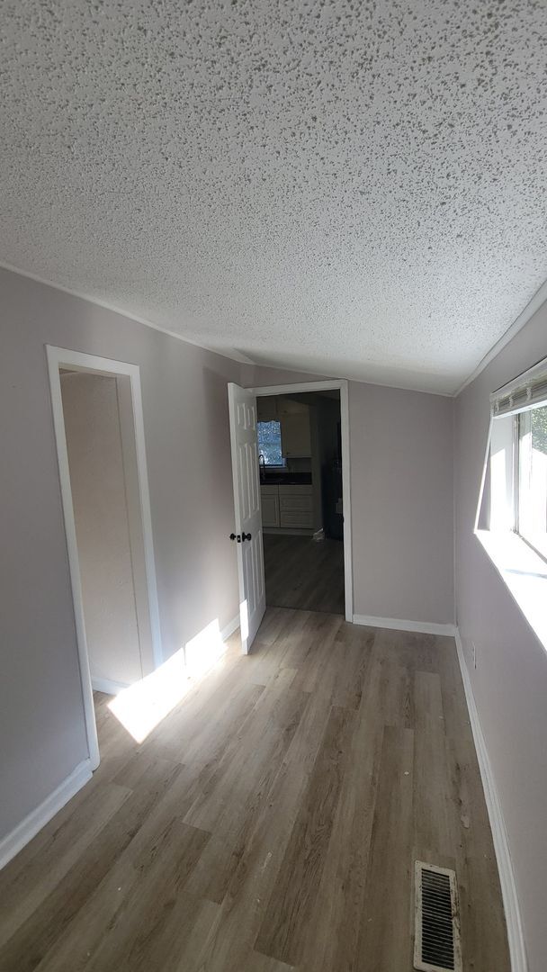 Building Photo - 2 bedroom 1 bath house - 3 minutes from No...