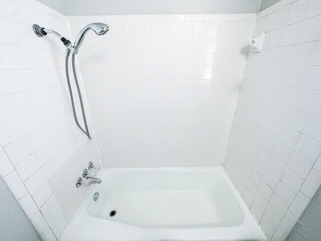 Building Photo - Beautiful 3 Bedroom - 1.5 Bathroom in Must...