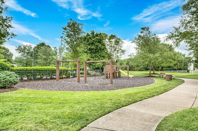 Building Photo - 4 bed, 2.5 Bath Home w/ 2 Car Garage in Franklin Green