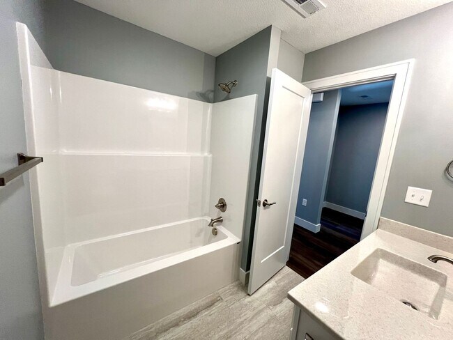 Building Photo - Modern 3 Bedroom Duplex in Irvine Acres!