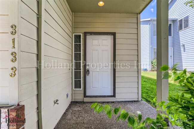 Building Photo - 3133 NE 13th Pl
