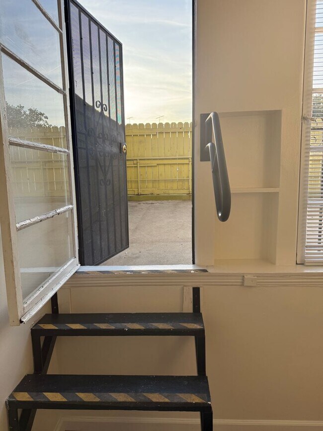 Building Photo - 3781 W. 9th St.