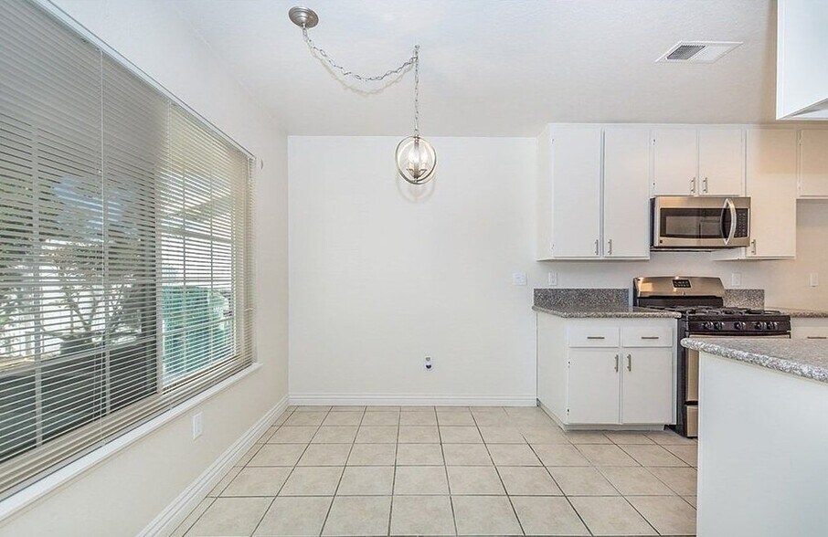 Building Photo - 13739 Sylmar Dr