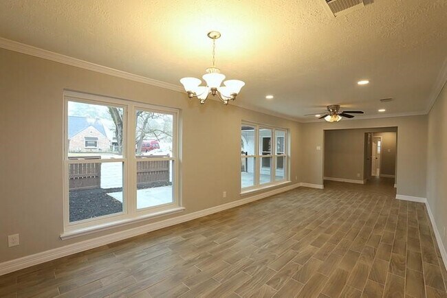 Building Photo - 511 Rosewood Dr