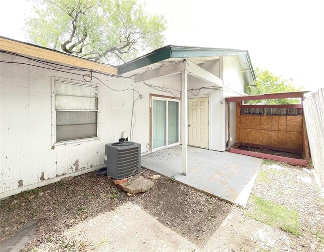 Building Photo - 904 N Meadows Dr