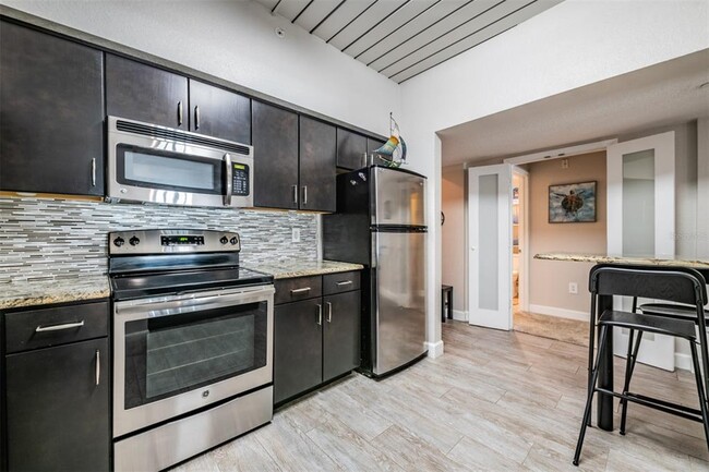 Building Photo - 2410 W Azeele St