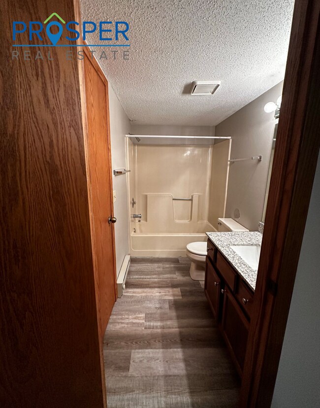 Building Photo - Spacious 3 Bedroom In Quiet Area