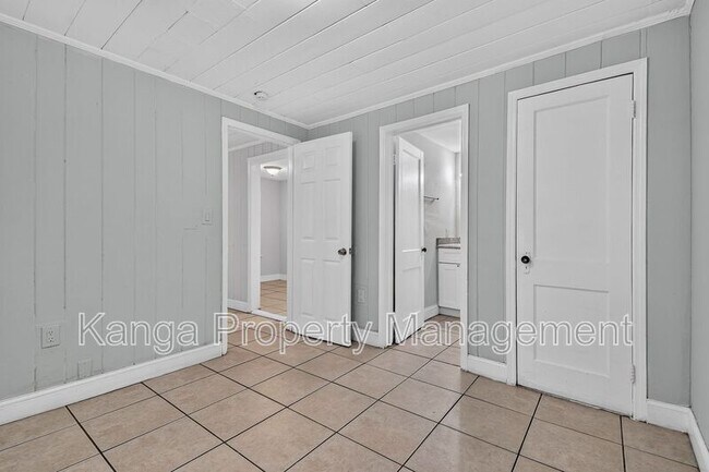 Building Photo - 887 7th St