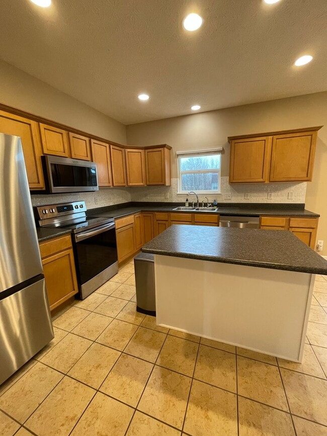 Building Photo - Beautiful 4 Bedroom Single Family Home - Harrison School District