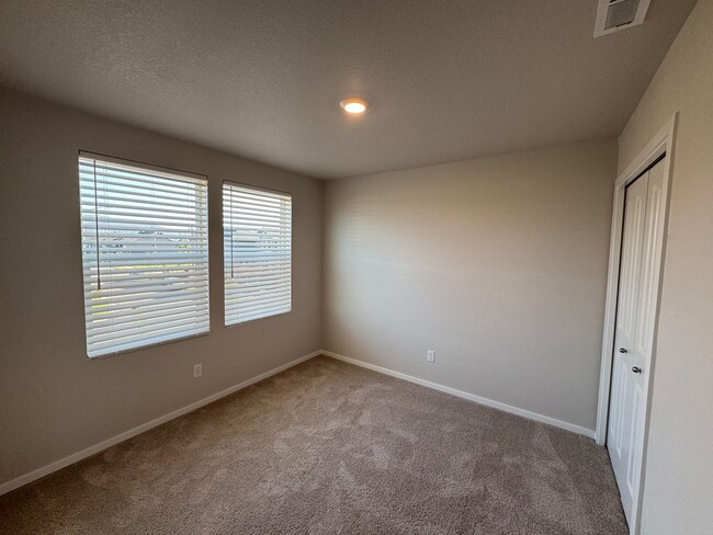 Building Photo - 4 Bedroom, 2 1/2 Bath Home in Marcola Meadows