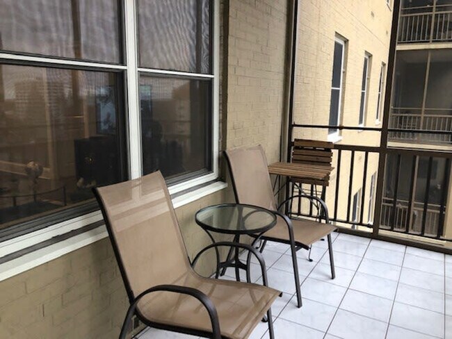 Building Photo - 300 W Peachtree St NW