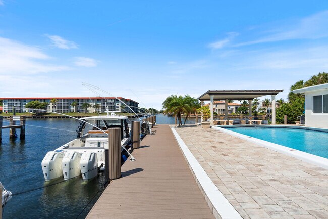 Building Photo - 1160 Hillsboro Mile