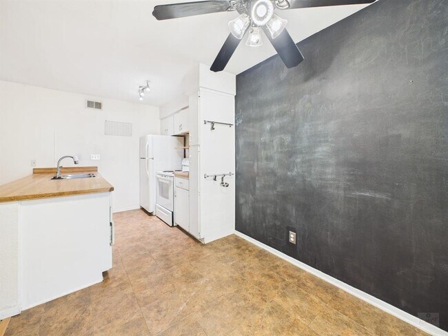 Building Photo - 910 Duncan Ln