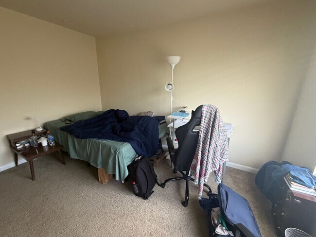 Building Photo - Claytor Square Condo | Ideal Student Living Near VT