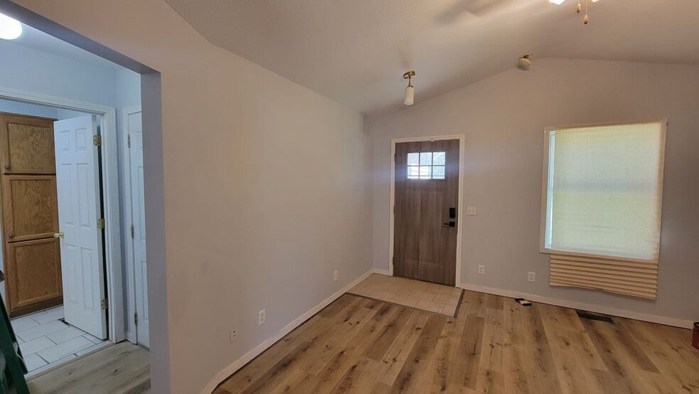 Building Photo - 1227 N Daniels Ave