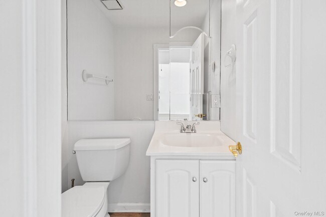 Building Photo - 220 Montauk Hwy