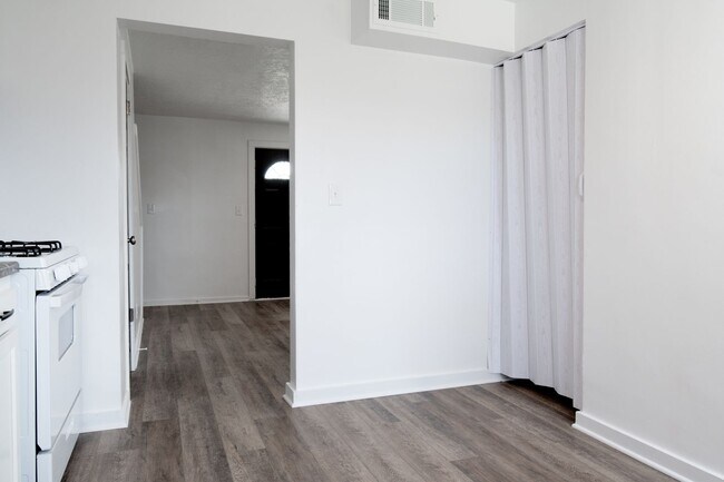 Building Photo - Secure this beautiful 3-bedroom townhome for a lower rent rate!!