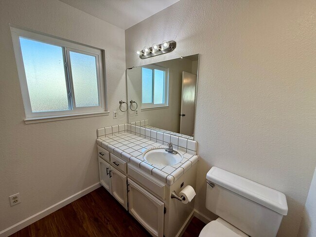 Building Photo - Single story home in established neighborhood!