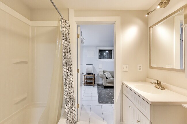 Building Photo - 646 Keefer Pl NW