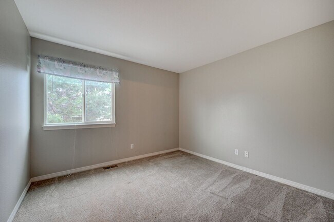 Building Photo - 4 bedroom, 5 bath hime with 3 car garage