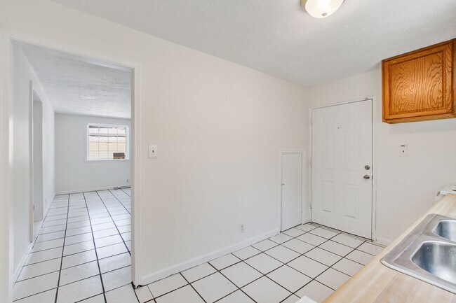 Building Photo - Now Leasing - Charming Renovated 3BR Home Near Downtown Columbia & Major Colleges