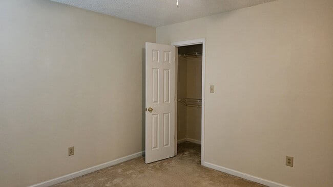 Building Photo - 713 Mill Creek Rd