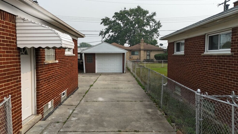 Building Photo - 18536 Holland Ave