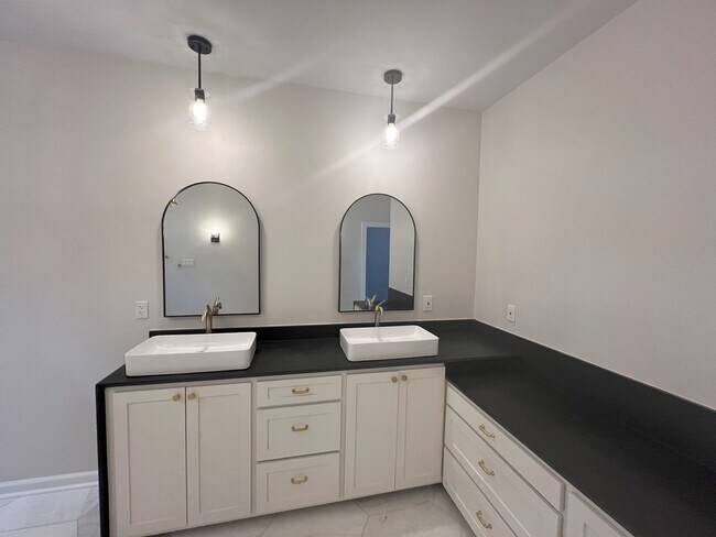 Building Photo - Woodlawn Estates