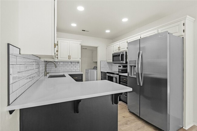 Building Photo - 1604 Oakwood Ave