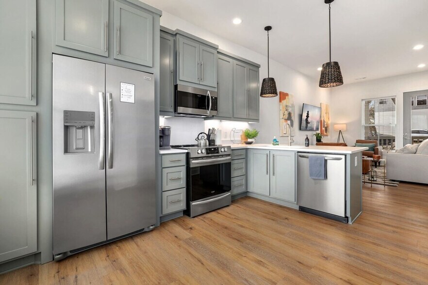 Building Photo - 372 S Hill Ave